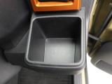 カップホルダーは運転席や助手席からちょうど手の届く位置です!!
