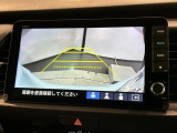 リバースギアに入れるだけで後方の表示へ切り替わります。夜間や雨の日の駐車も楽になりますよ。