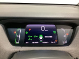 デジタル表示のスピードメーターとタコメーター、燃費やオドメーターなどの表示の他に、ホンダセンシング機能などの表示もできる多機能なマルチインフォメーション・ディスプレイです。