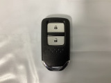 スマートキーを装備しています。鍵を差し込むことなくドアロックの開け閉めと、スタートボタン操作でのエンジンスタートができます。