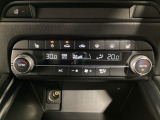 温度の設定のみで快適な風量やモードなどを自動調整してくれるフルオートエアコンを装備!