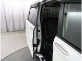 両側パワースライドドア付きだから、狭い駐車スペースなどでの 乗り降りラクラク!小さなお子さまのいるご家庭には嬉しい装備。