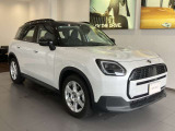MINIのフロントグリルのデザインはイギリスで生まれた当初から、シルバーのサイドバーが折り重なった伝統的なデザインで御座います。その伝統はBMWのお車になってからでも少しずつ形を変えて守られております