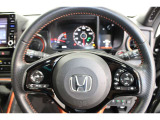 ハンドル左側にはオーディオ操作が出来るオーディオリモートコントロールスイッチ、右側にはHondaSENSINGとオートクルーズスイッチを装備!長距離運転や高速道路の運転では大活躍です!