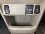 前席の左右別々のシートヒータースイッチが付いています。HiとLoの2段階で温度設定ができます。 スイッチの間にはアクセサリーソケットがついており、周辺には物が置けるボックスがついています。