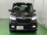 LEDヘッドライトを装備しています。LEDヘッドライトはとても明るく、雨の日や夜間走行も安全・安心です。オートライトコントロール付きで周囲の明るさに応じて自動で点灯・消灯します