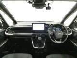 シンプルで見やすいデザイン、運転に集中できる快適な空間です。