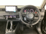 【ハンドル】運転にかかわる様々な操作を安全に行えるように視点移動が少なく操作性に配慮されたスイッチ類が凝縮されたコックピットです。