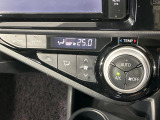 【オートエアコン】一度お好みの温度に設定すれば、車内の温度を検知し風量や温度を自動で調整。暑い&hellip;寒い&hellip;と何度もスイッチ操作をする必要はありません。快適な車内空間には必須の機能ですね♪