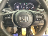 【クルーズコントロール】設定した速度を自動で維持し、ドライバーの運転負荷を軽減する支援機能です。長距離走行時の疲労を抑えるだけでなく、速度の安定による燃費向上も期待できます。