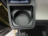 カップホルダーは運転席や助手席からちょうど手の届く位置です!!