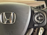 ハンドルにHondaセンシング系のクルーズコントロールやレーンキープアシストなどの操作スイッチが装備されています。ハンドルから手を離さず安全に操作できます。