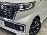 【LEDヘッドライト】悪天候や夜間走行時も良好な視界を確保し安心して運転できる高輝度LEDヘッドライトを装備!点灯速度が早く、消費電力も抑えられています。