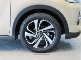 純正のアルミホイール装着車です。タイヤサイズは195/60R17です。
