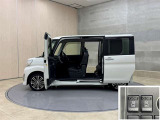 狭いスペースでも、隣の車を気にせず開閉出来るスライドドア。どんな場所でもドアを十分に大きく開くことが出来るので乗り降りや荷物を載せるのに便利です。