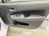 【運転席ドア】ボトルホルダーや収納ポケットが付いているので運転席周りもスッキリ保てます★