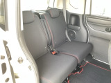 スライドドアだから、隣の車との距離が近い駐車場でも安心。チャイルドシートへの乗せ降ろしや、大きな荷物の積み込みもストレスなく行えます。