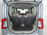 便利な5:5分割可倒式シートです。収納と乗車人数のバランスに優れています♪荷物の大きさに応じたラゲージスペースをフレキシブルに作り出せるので、シーンに応じた使い方ができます♪