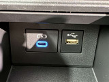 充電用USB端子付き。スマートフォンなどの充電に便利です。