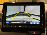 リバースギアに入れるだけで後方の表示へ切り替わります。夜間や雨の日の駐車も楽になりますよ。