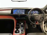 運転席周りのレイアウトをご覧ください。ナビゲーションが綺麗に装着されすっきり収まってますね!