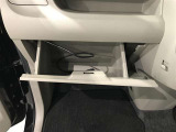 出し入れしやすいグローブボックス。