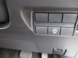 アイドリングストップ機能付です。特別な操作をしなくても、普段通りの運転をするだけで、エコドライブができる機能です。OFFボタンがありますので、必要に応じて使い分けてください。