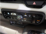 【オートエアコン】温度を設定すれば自動で快適な車内温度を保ちます。エアコン内部の高性能脱臭フィルターで車内のアレルゲンや花粉を除去。