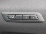 ポジションメモリー付シートです。シートやステアリング、ドアミラーの位置を記録しておくことが出来るのでご家族や複数の方で車を乗られる方には便利な機能です。