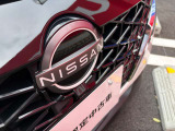 NISSANエンブレムに内蔵されたセンサーで2台前を走る車両を検知し注意を喚起してくれるインテリジェントFCW(前方衝突予測警報)が付いています!高速道路の走行時に前が見えないときなどに役立ちます!