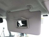対向車のライトや日差しが眩しいときに役立つサンバイザーです。バニティミラーも付いています。