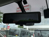 車体の後部にカメラがついていて、その映像がルームミラー内のモニターに表示します。人や荷物などで視界が遮られた時なども確認がしやすいです。