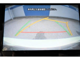 バックギアに入れるとバックカメラの映像がナビに映ります。障害物までの距離もわかりやすいです。