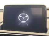 【7インチマツダコネクト】車内の雰囲気にマッチした大型のディスプレイ。スマホ接続でのナビ使用やBluetooth再生等、様々な機能が楽しめます。直感的なダイヤル操作が可能で、使い勝手も良好です。