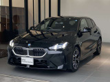 低くワイドに構えたフロントデザインが、F70型ならではのスポーティな雰囲気を際立たせています。