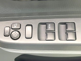 【電動格納ミラー】サイドミラーは電動格納式となっており、狭い駐車場でもキズがつくリスクを抑えられます。