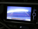 バックガイドモニター付き。車両後方の映像をナビ画面に表示し、駐車などの後退操作をサポートします。
