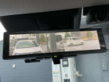 ルームミラーは、車両後方のカメラ映像をミラー面に映し出すので、乗車人数や荷物の量に影響をされずいつでもクリアな後方視界が得られます