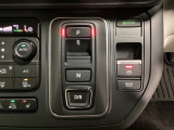 シフトはセレクトレバーのなくなったエレクトリックギアセレクターになっています。「e:HEV」搭載車ですので、日常シーンのほとんどをモーターで走行し、状況に応じあらゆる領域で優れた燃費走行を実現します。