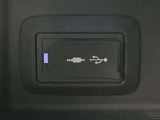こちらのクルマはUSB接続コネクタも装備されています♪スマホの充電などにお使い下さい。ご旅行中での充電切れも、これなら心配いりませんね!
