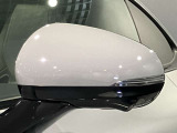 ウィンカー内蔵ドアミラーを開発したのは『メルセデス・ベンツ』です。他車からの視認性が高まり、事故の可能性を低減させています。更に、点灯部分はドライバーの視界に入らないように設計されています。