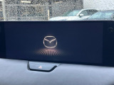 【12.3インチマツダコネクト】車内の雰囲気にマッチした大型ディスプレイ。スマホ接続でのナビ使用やBluetooth再生等、様々な機能が楽しめます。直感的なダイヤル操作が可能で、使い勝手も良好です。