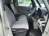 運転席には、シートリフターが付いております☆ 前後のスライドに加えシートの高さも変更出来ますので小柄な女性の方でも運転し易いポジションを取れます♪