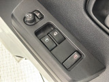 狭い駐車場で便利な電動格納ドアミラーが付いています。