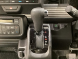 CVT車のセレクトレバーです。低速から高速まで、変速ショックのないスムーズな走りを実現するとともに、エンジン効率のよい領域を維持することで燃費にも貢献します。