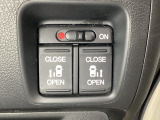 リアドアは乗り降りに便利な両側電動スライドドアです。また運転席に座っていながらスイッチ操作で自在にスライドドアを開け閉めできます。