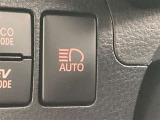 対向車がいないとき、見通しの悪い道路は暗くて怖いですよね。。。こちらのクルマはオートマチックハイビーム搭載です!対向車の有無で自動でハイ・ロウビームに切り替えます。