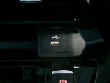 センターコンソールにUSBを完備 充電器を差し込めば携帯やゲーム機の充電が可能