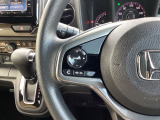 ステアリング左手側はオーディオ関連の操作スイッチです。視線を逸らすことなく運転に集中できます