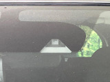 【エマージェンシーブレーキ】走行中に前方の車両等を認識し、衝突しそうな時は警報とブレーキで衝突回避と被害軽減をアシスト。より安全にドライブをお楽しみいただけます。